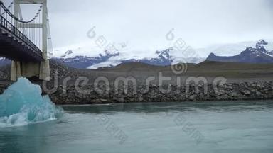 冰岛Jokulsarlon冰川泻湖上<strong>漂浮</strong>的融化<strong>冰块</strong>